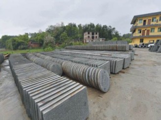 井蓋、路沿石